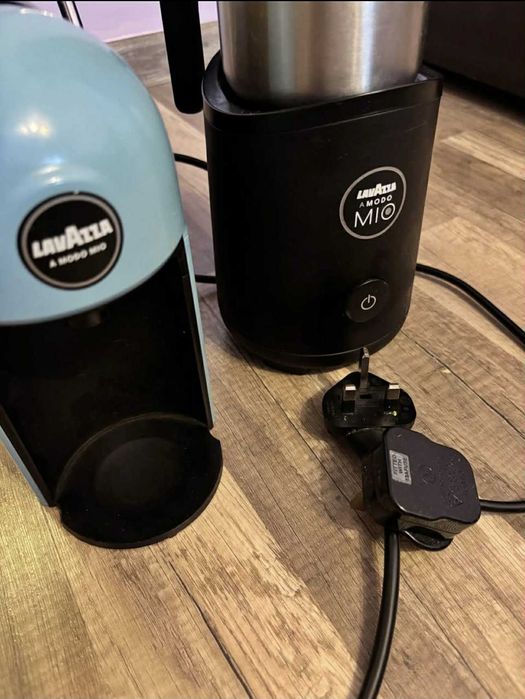 Кафе машина Lavazza с капсули + Кана за мляко