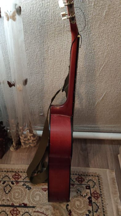 Продам гитару надо менять струны