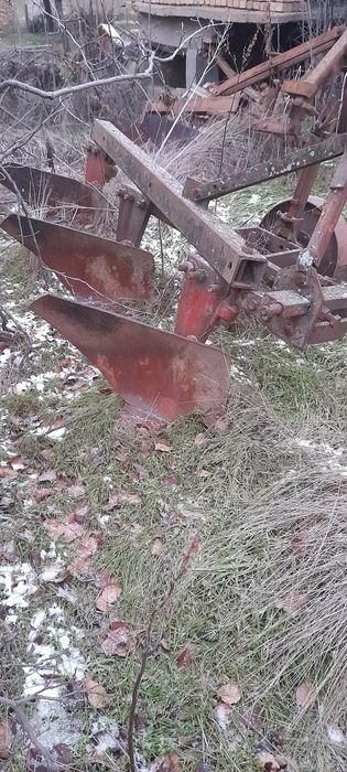 Трактор Болгар със дискова брана плуг и чизел