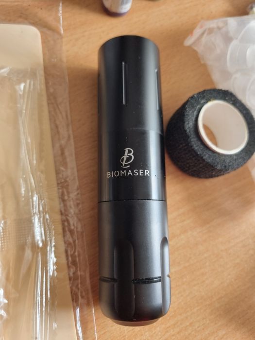 Kit tatuat, masina si accesoriile