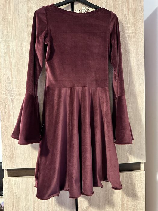 Rochie catifea cu maneca clopot