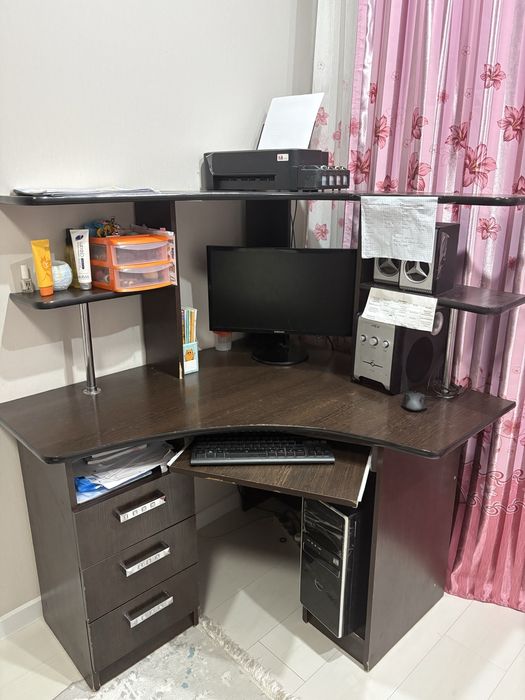 Продам компьютерный стол