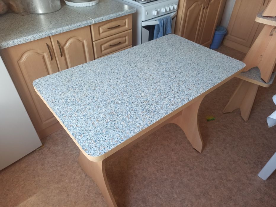 Кухонный стол и стулья