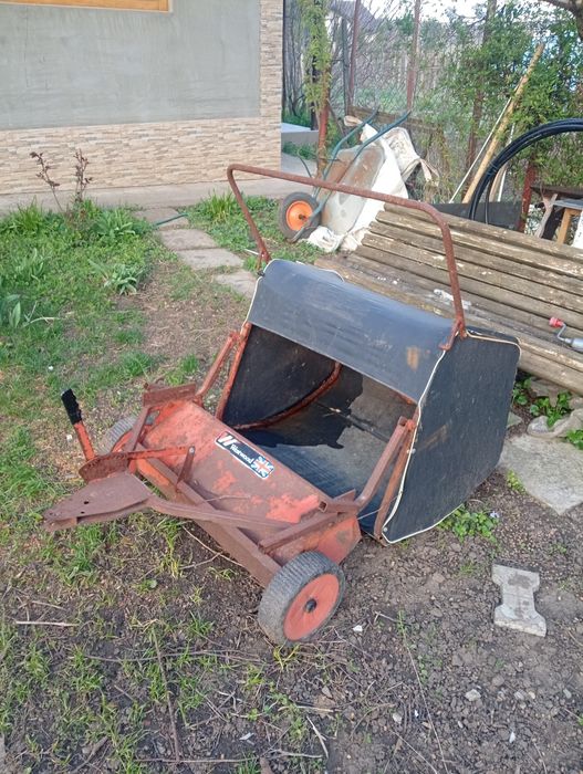 Dispozitiv de colectare iarba pentru tractoras