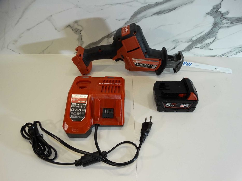 Milwaukee M18 FHZ - Компактен саблен трион