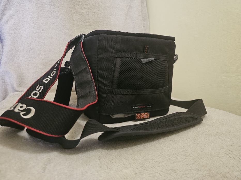 Kit Complet DSLR Canon EOS 1000D + 2 Obiective (18-55mm + 75-300mm) + Geantă Lowepro, Impecabil