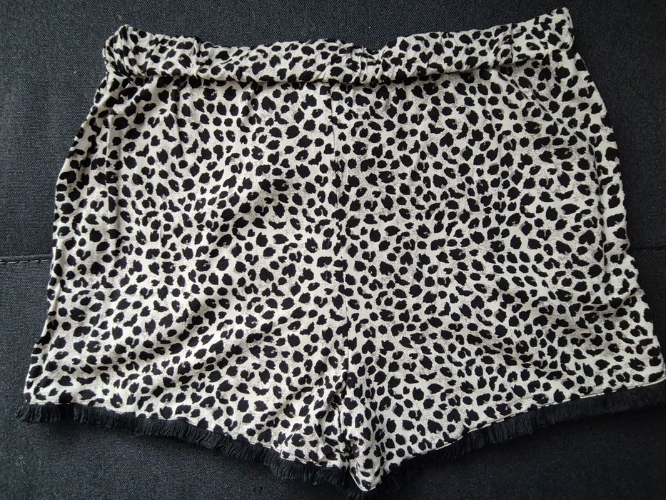Pantaloni scurți (șorți) animal print H&M, cordon în talie, franjuri, mărimea 34