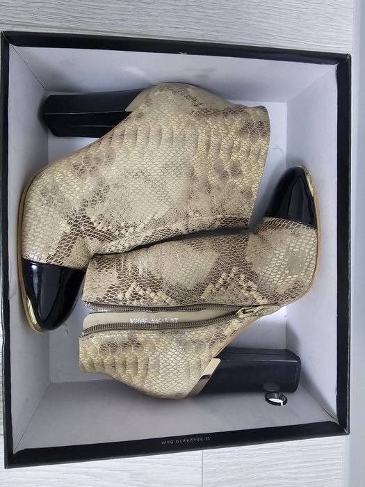 Продам женские ботинки