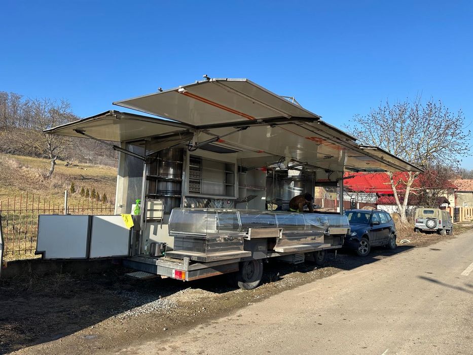 Vând rulota fast-food schimb cu auto evaluat corect!