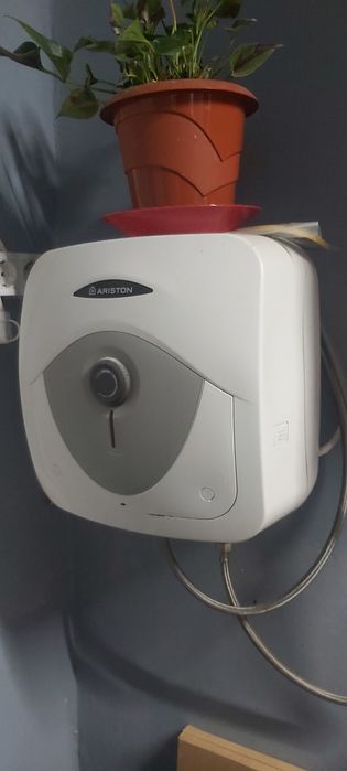 Boiler 10 litri ca nou.