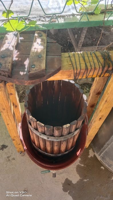 Продается бочка нерж.300л. Механ.дробилка, прес, бутыли 3,5,10,20л.