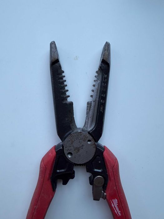 Eлектротехнически клещи за сваляне на изолация Milwaukee 230,0.75-6мм