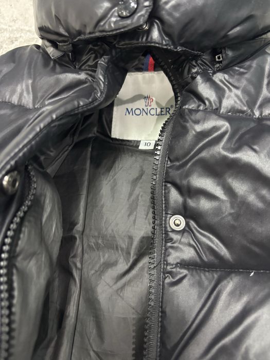 Продам куртку moncler на возраст 10-11 лет