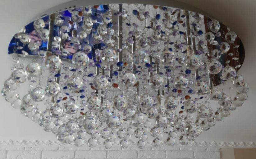 Хрустальная люстра.