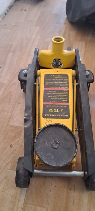 Домкрат 3 т. Требует ремонта.