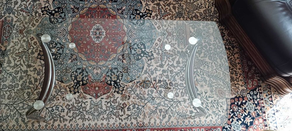 Стъклена маса за хол