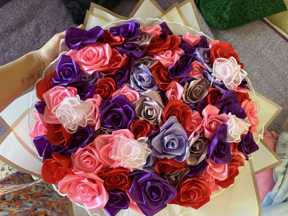 букет из роз атласные