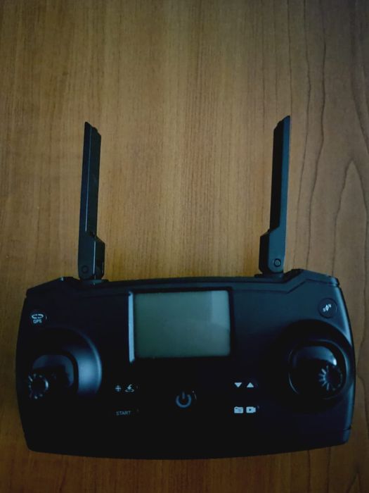 Vând drona KF102 8K 32G 3 Baterii