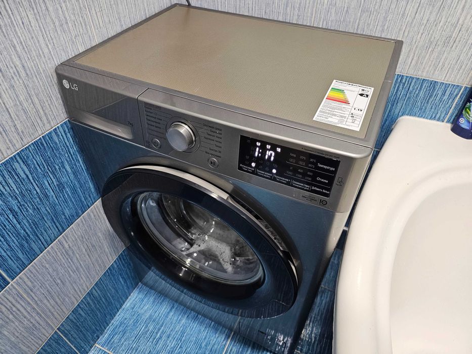 ПРОДАМ LG F2M5HS6S на 7кг Стиральная машина паром. Состояние ОТЛИЧНОЕ.