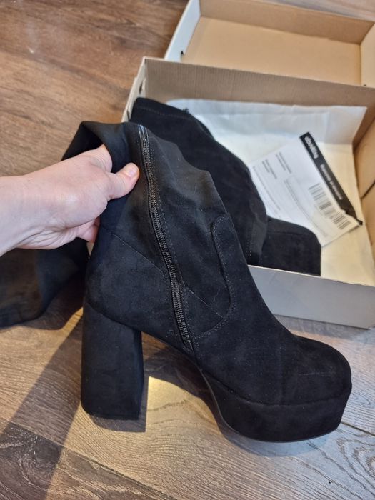 Дамски черни ботуши от велур на платформа