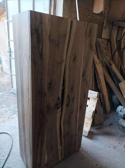 Шкаф от масивна дървесина орех