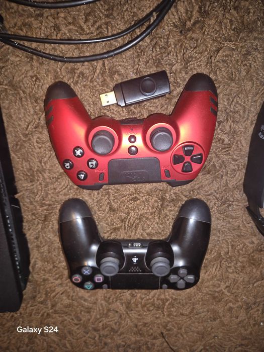 Vand PlayStation 4 slim cu un controler original și unul prin USB, volan cu pedale ,  6 jocuri excepționale