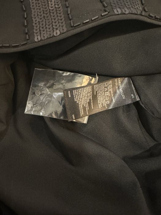 Елегантна къса черна рокля на Карен Милън с тюл и пайети