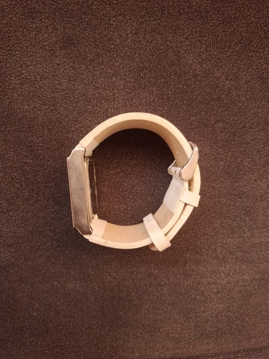 Продавам дамски часовник Oasis B583