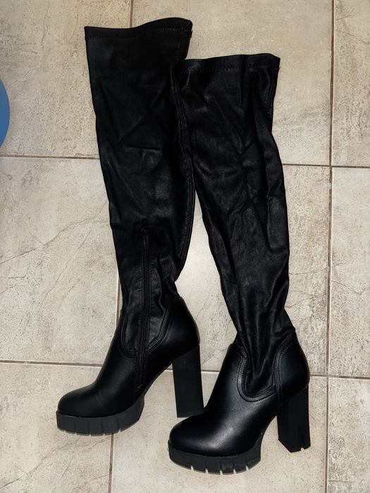 Черни ботуши над коляното с ток