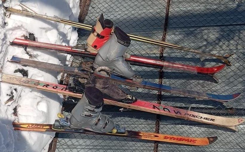 Продам лыжи  и  ботинки б/у