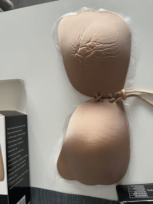 Самозалепващ се сутиен