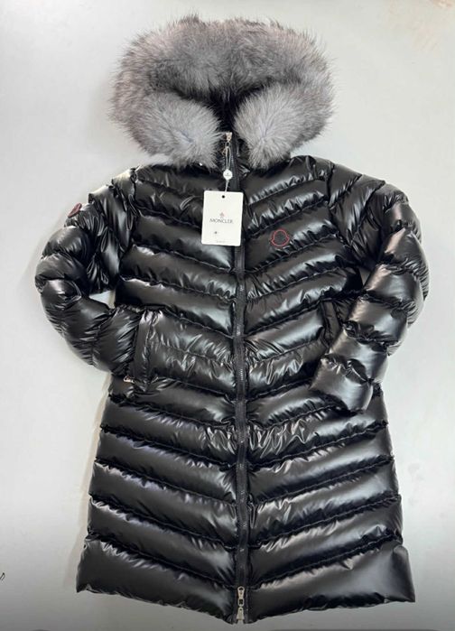 Дамски якета с естествен пух на качулката.