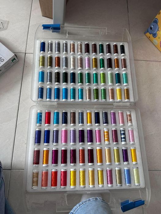 Vând mașină de brodat Brother Innov-is NV880E, complet funcțională, cu cutia originală.