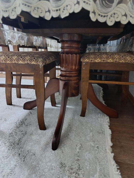 Стол стулья скатерт