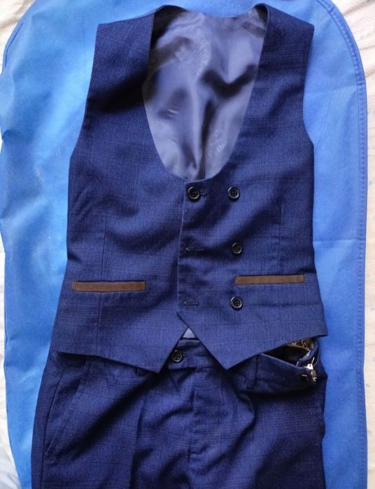 Костюм тройка на мальчика 7-8 лет, б/у.