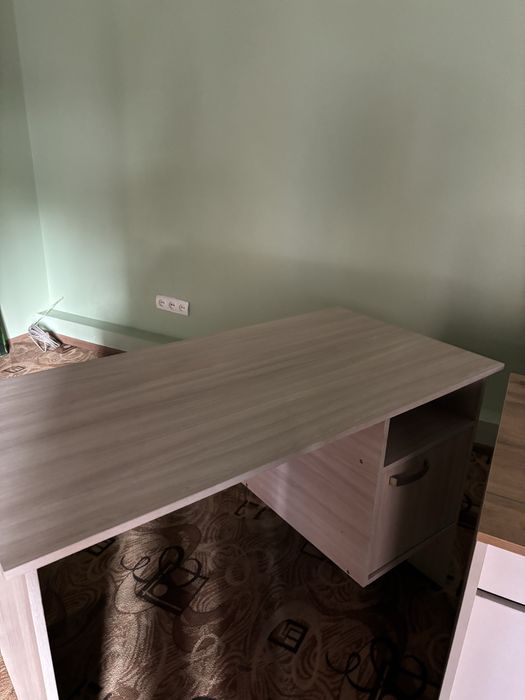 офисные столы.  ,