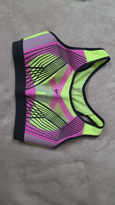 Спортни бюстиета и потници Nike