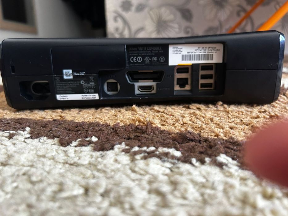 Vând Xbox 360 în stare bună, funcționează fără probleme, testat.
Conso