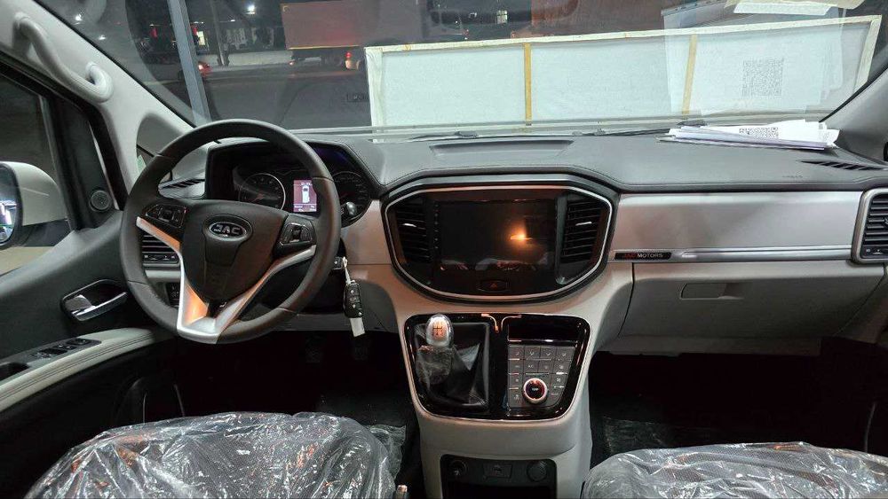 JAC M4 сотувга чикди. Минивэн бир кунда сизники.