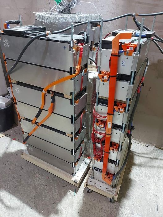 Instalez baterii și sisteme fotovoltaice