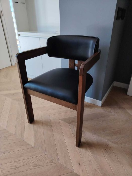 Scaune-fotoliu noi cu structura din lemn si tapițerie neagră.