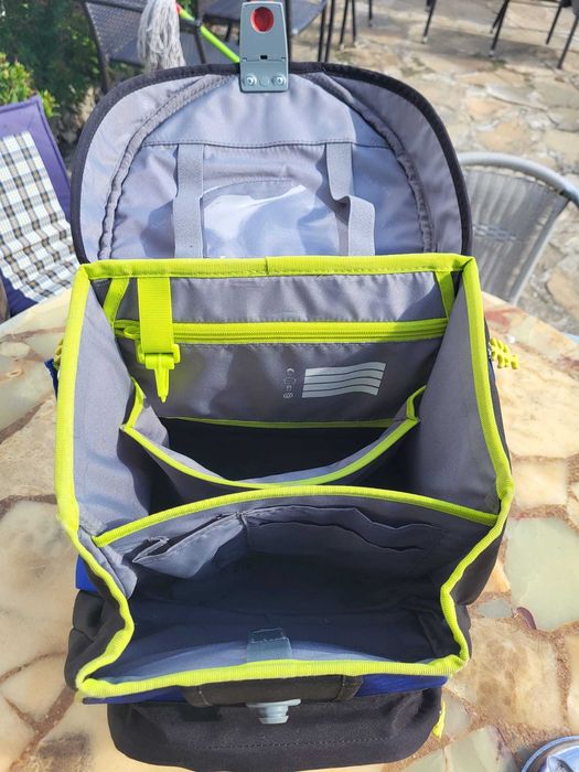 Продавам ученическа раница