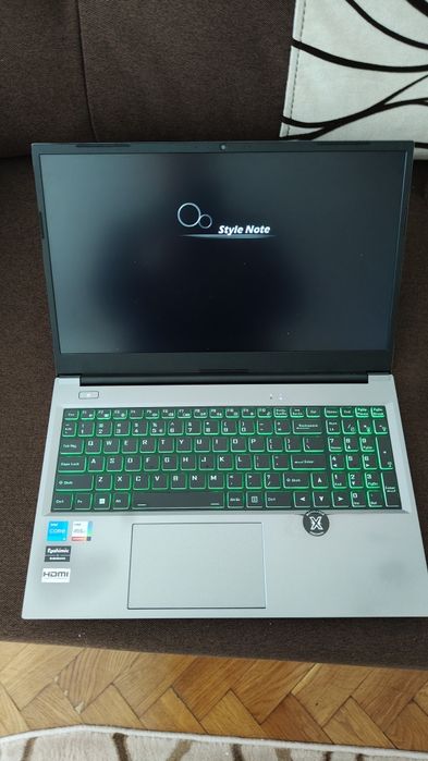 Laptop Clevo/ i5 gen 11 / 8 GB RAM / ssd 128 GB plus hdd 500 GB/