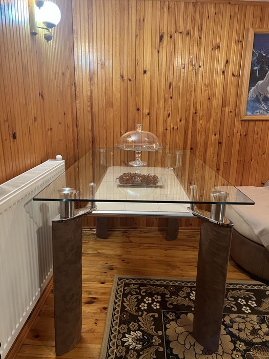 Стъклена маса с кожени крака