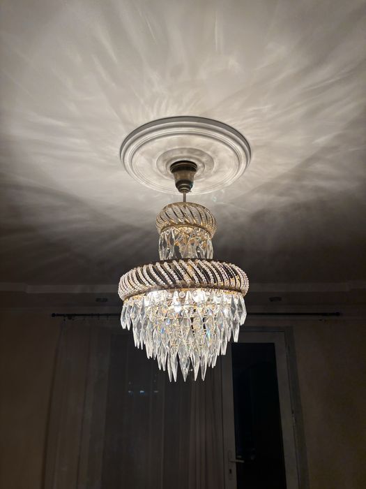 Люстра в холл. Яркая