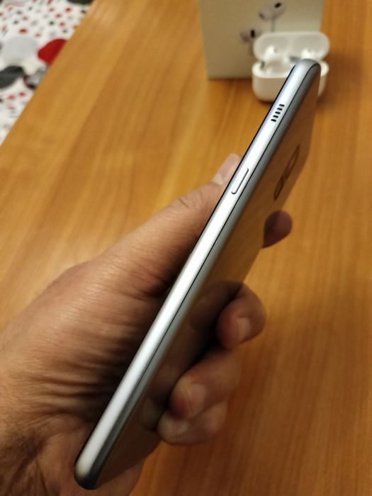 Samsung A8+. Науш.