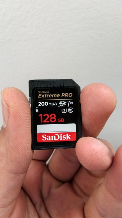 Sony alfa 6400 sotiladi fleshka va shtaviv bilan