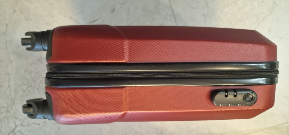 Куфар с колелца-ръчен багаж