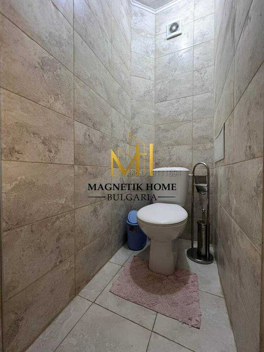 Слънчев тристаен апартамент до Новата поща в широк център