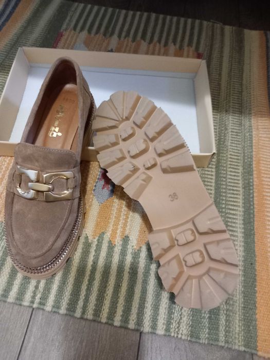 Бежави мокасини, нови
